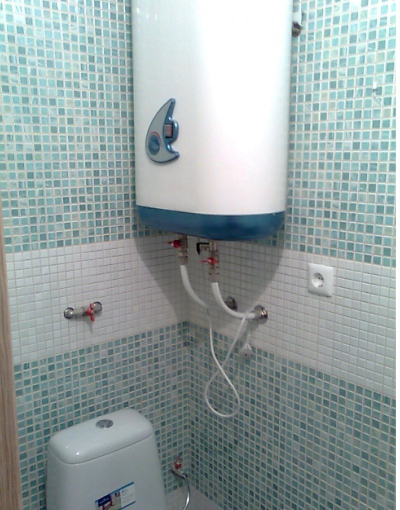 Накопительный водонагреватель в туалете