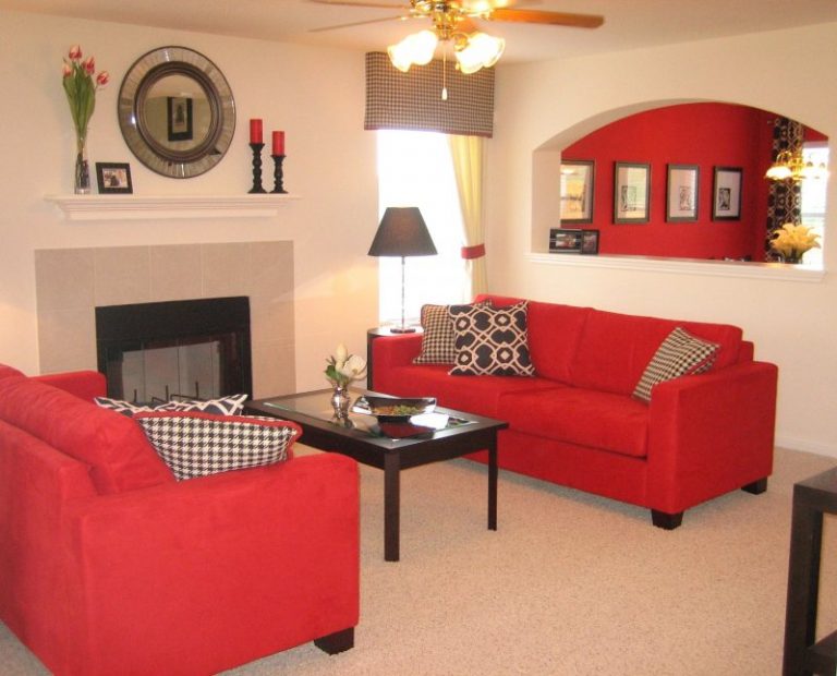 Красный кожаный диван в интерьере